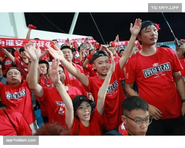 花絮：看台球迷展示巨型TIFO，致敬球队本赛季坚韧的防守表现